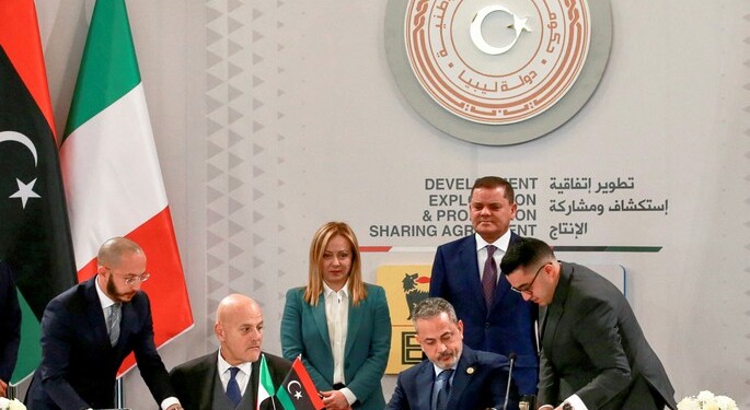 Eni Chief Executive Claudio Descalzi and National Oil Corporation (NOC) head Farhat Bengdara attend the signing of an agreement between the two companies as Italian Prime Minister Giorgia Meloni and head of Libya's Government of National Unity Abdulhamid al-Dbeibah stand by, in Tripoli, Libya, January 28, 2023. REUTERS/Hazem Ahmed