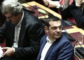 Παύλος Πολάκης και Αλέξης Τσίπρας στη Βουλή