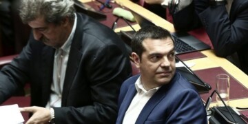 Παύλος Πολάκης και Αλέξης Τσίπρας στη Βουλή