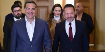 Σε κάθε περίπτωση, ο Αλέξης Τσίπρας επιχείρησε να στείλει μηνύματα στις ελίτ και το τραπεζικό και επιχειρηματικό κατεστημένο ότι πλέον είναι θεσμικός, ότι υποβαθμίζει τις προσωπικές βεντέτες μπροστά στην σταθερότητα και την ομαλότητα.