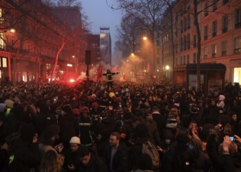 Σε κοινωνικές αναταραχές έχουν πλέον εξελιχθεί οι διαδηλώσεις για το συνταξιοδοτικό στη Γαλλία, ξυπνώντας μνήμες από τα "κίτρινα γιλέκα",