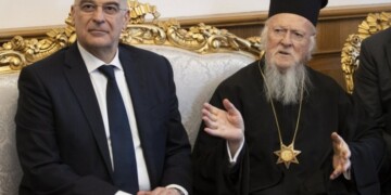 Ο Νίκος Δένδιας παραμένει σε μεγάλη απόσταση από τα τεκταινόμενα στην ελληνική πολιτική σκηνή, ενώ χτίζει σχέσεις με τον Πατριάρχη και τον διεθνή παράγοντα