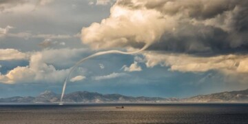 Οι υδροσίφωνες είναι κατακόρυφες δίνες συμπυκνωμένων υδρατμών που προεξέχουν από τη βάση καταιγιδοφόρων νεφών και αλληλεπιδρούν με μια υδάτινη επιφάνεια. 