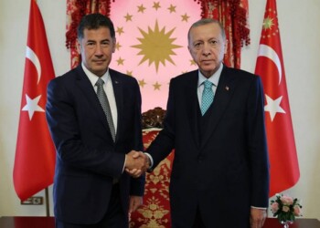 Επιταχύνονται οι εξελίξεις στην τουρκική πολιτική σκηνή, καθώς παρά τις ρήξεις στη συμμαχία της αντιπολίτευσης, ο τρίτος υποψήφιος Σινάν Ογάν ανακοίνωσε ότι θα στηρίξει τον Ταγίπ Ερντογάν, με τον οποίο ήταν ούτως ή άλλως πιο κοντά πάντα.