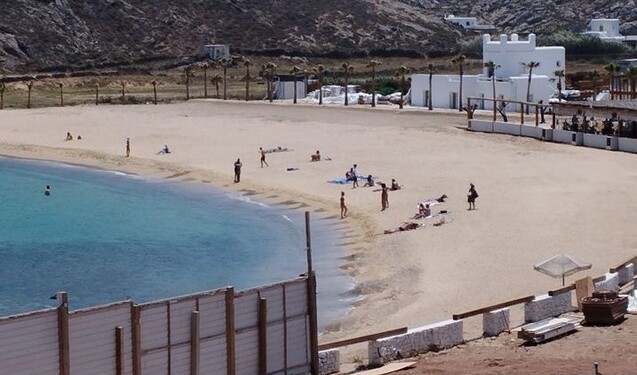 Μύκονος: Γκρέμισαν τον φράχτη στον Πάνορμο