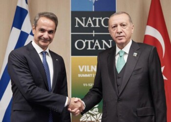 Με... περίεργο format πραγματοποιήθηκε η συνάντηση του Κυριάκου Μητσοτάκη με τον Ταγίπ Ερντογάν στο Βίλνιους, στο περιθώριο της Συνόδου Κορυφής του NATO