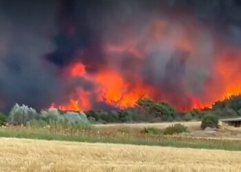 Καίγονται σπίτια περιμετρικά των Φερών - Κίνδυνος για νέα Αγχίαλο