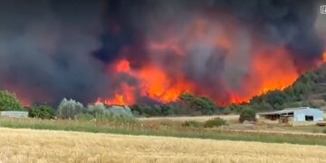 Καίγονται σπίτια περιμετρικά των Φερών - Κίνδυνος για νέα Αγχίαλο