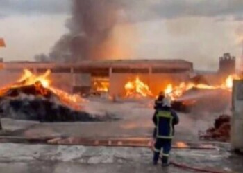 Τρία εργοστάσια και πέντε αποθήκες καίγονται στον Απρόσπυργο από τη φωτιά που ξέσπασε την Τρίτη 22 Αυγούστου και που δεν κατέστη δυνατό να ελεγχθεί μέχρι τώρα.