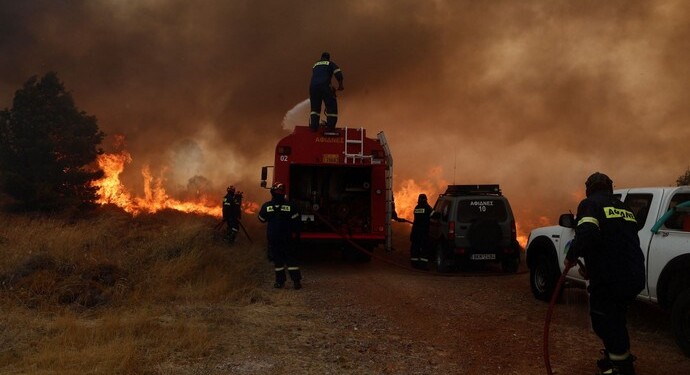 Καίει τον Εθνικό Δρυμό η φωτιά στην Πάρνηθα - Γλίτωσαν οι Θρακομακεδόνες