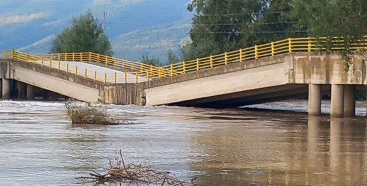 Κατέρρευσε γέφυρα στη Λάρισα - Το μπαλάκι σε Περιφέρεια - Σταϊκούρα