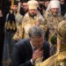 epaselect epa07264632 Ukrainian President Petro Poroshenko (C) kisses the hand of Ecumenical Patriarch Bartholomew I (R) during the handing ceremony of the Tomos decree of autocephaly for Ukrainian church at the Patriarchal Church of St. George in Istanbul, Turkey, 06 January 2019. The Metropolitan Epifaniy and top Ukrainian officials arrived in Turkey for the ceremony of the Tomos of autocephaly for newly elected the head of Ukraine Orthodox Church in Istanbul.  EPA-EFE/TOLGA BOZOGLU