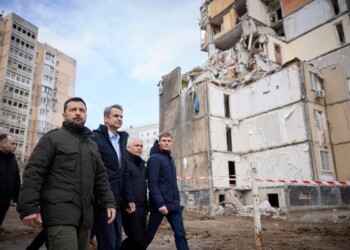 En esta foto distribuida por la Oficina de Prensa de la Presidencia de Ucrania, el presidente ucraniano Volodymyr Zelenskyy, 2do izquierda, y el primer ministro de Grecia,  Kyriakos Mitsotakis, 3ro izquierda, caminan por una zona residencial dañada por un ataque ruso en Odesa, miércoles 6 de marzo de 2024. (Oficina de Prensa de la Presidencia de Ucrania via AP)