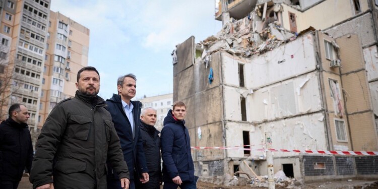 En esta foto distribuida por la Oficina de Prensa de la Presidencia de Ucrania, el presidente ucraniano Volodymyr Zelenskyy, 2do izquierda, y el primer ministro de Grecia,  Kyriakos Mitsotakis, 3ro izquierda, caminan por una zona residencial dañada por un ataque ruso en Odesa, miércoles 6 de marzo de 2024. (Oficina de Prensa de la Presidencia de Ucrania via AP)