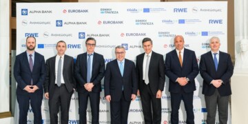 Ο Διοικητής της Ειδικής Υπηρεσίας Συντονισμού του Ταμείου Ανάκαμψης, Ορέστης Καβαλάκης, ο Αναπληρωτής Διευθύνων Σύμβουλος της Eurobank και Επικεφαλής Corporate & Investment Banking, Κωνσταντίνος Βασιλείου, ο Διευθύνων Σύμβουλος της RWE Renewables Hellas Μ.Α.Ε. και της ΜΕΤΩΝ Ενεργειακή Α.Ε., Κώστας Παπαμαντέλλος, ο CEO του Ομίλου Alpha Bank, Βασίλης Ψάλτης, ο Chief of Wholesale Banking της Alpha Bank, Γιάννης Εμίρης, ο Διευθύνων Σύμβουλος της ΔΕΗ Ανανεώσιμες Α.Ε. και Πρόεδρος Δ.Σ. της ΜΕΤΩΝ Ενεργειακή Α.Ε., Κωνσταντίνος Μαύρος και ο Γενικός Διευθυντής Εταιρικής & Επενδυτικής Τραπεζικής της Εθνικής Τράπεζας, Βασίλης Καραμούζης.