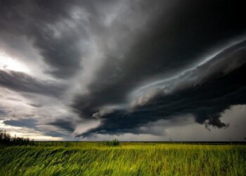 Μια νέα μελέτη Γάλλων ερευνητών που δημοσιεύτηκε την Τετάρτη 3 Απρίλιου 2024 στο επιστημονικό περιοδικό Weather and Climate Dynamics δείχνει ότι οι καταιγίδες που παράγουν θυελλώδεις και καταστροφικούς ανέμους, αυξάνονται