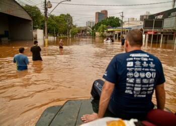 A volunteer group of off-road drivers helps rescue people in flood-hit areas in Porto Alegre, Rio Grande do Sul State, Brazil, on May 4, 2024. The death toll from floods and mudslides triggered by torrential storms in southern Brazil has climbed to 58 people, with the major city of Porto Alegre particularly hard-hit, the country's civil defense agency said Saturday. (Photo by Carlos Fabal / AFP)