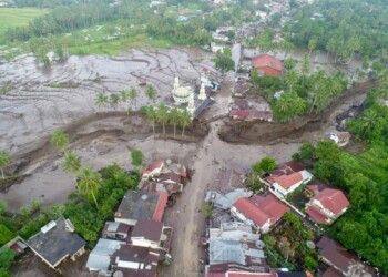 This handout aerial image taken and released by Indonesia's Disaster Mitigation Agency (BNPB) on May 12, 2024, shows the damaged area after flash floods and cold lava flow from a volcano in Tanah Datar, West Sumatra. At least 34 people have died and 16 more were missing after flash floods and cold lava flow from a volcano hit western Indonesia, a local disaster official said on May 12. (Photo by Handout / INDONESIA DISASTER MITIGATION AGENCY / AFP) / RESTRICTED TO EDITORIAL USE - MANDATORY CREDIT "AFP PHOTO / INDONESIA DISASTER MITIGATION AGENCY" - NO MARKETING NO ADVERTISING CAMPAIGNS - DISTRIBUTED AS A SERVICE TO CLIENTS