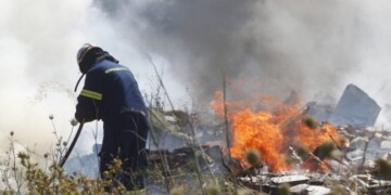 Πυρκαγιά στην λεωφόρο Βάρης - Κορωπίου, Τετάρτη 19 Ιουνίου 2024. 
(ΣΩΤΗΡΗΣ ΔΗΜΗΤΡΟΠΟΥΛΟΣ/EUROKINISSI)
