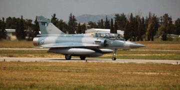 Σώα και αβλαβής είναι η πιλότος του Mirage 2000-5 της ελληνικής Πολεμικής Αεροπορίας που αναγκάστηκε να εγκαταλείψει ενώ το μαχητικό τροχοδρομούσε στον αεροδιάδρομο