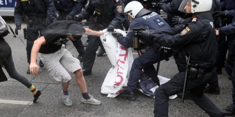 Police forces  clash with counter demonstrators during a rally of the group 'Austrian protesters against migrants'  in Vienna, Austria, Saturday, June 11, 2016. (AP Photo/Ronald Zak)