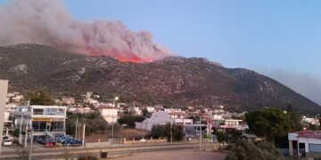 Εκτός ελέγχου η φωτιά στον Βαρνάβα - Περνάει τώρα στην Πεντέλη