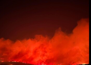 Εκτός ελέγχου η φωτιά στον Βαρνάβα - Περνάει τώρα στην Πεντέλη