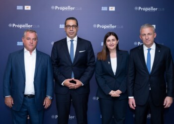 Ο Πρόεδρος του Propeller Club, Λεμεσού Πόλυς Χατζηωάννου, ο Υπουργός Εξωτερικών της Κυπριακής Δημοκρατίας, Δρ. Κωνσταντίνος Κόμπος, η Υφυπουργός Ναυτιλίας της Κυπριακής Δημοκρατίας, Μαρίνα Χατζημανώλη και ο Πρόεδρος του Propeller Club Πειραιά, Κωστής Φραγκούλης