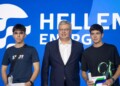 Ο Διευθύνων Σύμβουλος της HELLENiQ ENERGY κ. Ανδρέας Σιάμισιης βραβεύει αριστούχους απόφοιτους Λυκείων της Λάρισας.