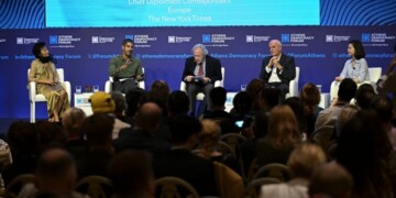 Από αριστερά: Nomi Bar-Yaacov, International Negotiator and Associate Fellow, Chatham House - Ahmed Shihab-Eldin, Δημοσιογράφος, Παραγωγός και Ηθοποιός - Steven Erlanger, Chief Diplomatic Correspondent, Europe, The New York Times - Roger Cohen, Paris Bureau Chief, The New York Times and Host,Athens Democracy Forum - Mabel Lu Miao, Συνιδρύτρια και Γενική Γραμματέας του Κέντρου για την Κίνα και την Παγκοσμιοποίηση