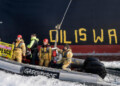 Greenpeace activists demonstrate in the Fehmarn Belt with a RHIB (rigid-hull inflatable boat) against oil imports from Russia, which help finance Putin's war in Ukraine. The activists paint "OIL IS WAR" on the side of the tanker “Stamos”, that delivers crude oil from the Russian Baltic port of Ust-Luga to Rotterdam.
Greenpeace-Aktivistinnen und -Aktivisten demonstrieren im Fehmarnbelt in einem Schlauchboot gegen Ölimporte aus Russland, die zur Finanzierung von Putins Krieg in der Ukraine beitragen. Die Aktivisten malen"OIL IS WAR" auf die Seite des Tankers "Stamos", der Rohöl aus dem russischen Ostseehafen Ust-Luga nach Rotterdam liefert.