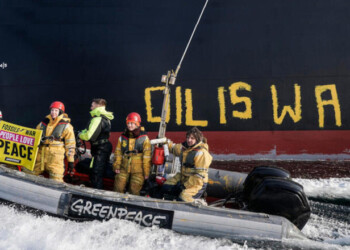 Greenpeace activists demonstrate in the Fehmarn Belt with a RHIB (rigid-hull inflatable boat) against oil imports from Russia, which help finance Putin's war in Ukraine. The activists paint "OIL IS WAR" on the side of the tanker “Stamos”, that delivers crude oil from the Russian Baltic port of Ust-Luga to Rotterdam.
Greenpeace-Aktivistinnen und -Aktivisten demonstrieren im Fehmarnbelt in einem Schlauchboot gegen Ölimporte aus Russland, die zur Finanzierung von Putins Krieg in der Ukraine beitragen. Die Aktivisten malen"OIL IS WAR" auf die Seite des Tankers "Stamos", der Rohöl aus dem russischen Ostseehafen Ust-Luga nach Rotterdam liefert.