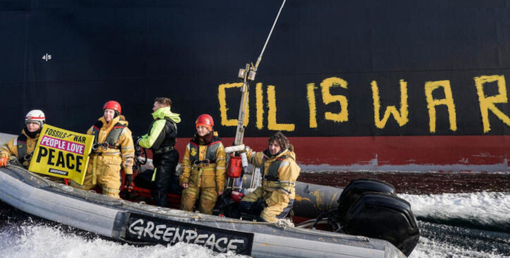 Greenpeace activists demonstrate in the Fehmarn Belt with a RHIB (rigid-hull inflatable boat) against oil imports from Russia, which help finance Putin's war in Ukraine. The activists paint "OIL IS WAR" on the side of the tanker “Stamos”, that delivers crude oil from the Russian Baltic port of Ust-Luga to Rotterdam.
Greenpeace-Aktivistinnen und -Aktivisten demonstrieren im Fehmarnbelt in einem Schlauchboot gegen Ölimporte aus Russland, die zur Finanzierung von Putins Krieg in der Ukraine beitragen. Die Aktivisten malen"OIL IS WAR" auf die Seite des Tankers "Stamos", der Rohöl aus dem russischen Ostseehafen Ust-Luga nach Rotterdam liefert.