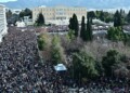 Συλλαλητήριο στην πλατεία Συντάγματος για το σιδηροδρομικό δυστύχημα στα Τέμπη, με συνθήματα "Δεν έχω οξυγόνο" και "Κανένα έγκλημα χωρίς τιμωρία", από τον "Σύλλογο Πληγέντων Δυστυχήματος Τεμπών", Κυριακή 26 Ιανουαρίου 2025. Όπως τονίζεται στην ανακοίνωση που ανάρτησαν οι συγγενείς των θυμάτων, ζητούν την άμεση έρευνα για την έκρηξη του παράνομου χημικού φορτίου και τη φωτιά που έκαψε ζωντανά 30 άτομα, τα οποία είχαν επιζήσει από τη μοιραία σύγκρουση, ενώ αίτημά τους είναι να δοθούν εξηγήσεις από τον υποψήφιο Πρόεδρο της Δημοκρατίας, Κωνσταντίνου Τασούλα "για το θάψιμο των δικογραφιών για τα Τέμπη στα συρτάρια της Βουλής". 
(ΚΩΣΤΑΣ ΤΖΟΥΜΑΣ/EUROKINISSI)