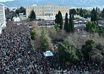 Συλλαλητήριο στην πλατεία Συντάγματος για το σιδηροδρομικό δυστύχημα στα Τέμπη, με συνθήματα "Δεν έχω οξυγόνο" και "Κανένα έγκλημα χωρίς τιμωρία", από τον "Σύλλογο Πληγέντων Δυστυχήματος Τεμπών", Κυριακή 26 Ιανουαρίου 2025. Όπως τονίζεται στην ανακοίνωση που ανάρτησαν οι συγγενείς των θυμάτων, ζητούν την άμεση έρευνα για την έκρηξη του παράνομου χημικού φορτίου και τη φωτιά που έκαψε ζωντανά 30 άτομα, τα οποία είχαν επιζήσει από τη μοιραία σύγκρουση, ενώ αίτημά τους είναι να δοθούν εξηγήσεις από τον υποψήφιο Πρόεδρο της Δημοκρατίας, Κωνσταντίνου Τασούλα "για το θάψιμο των δικογραφιών για τα Τέμπη στα συρτάρια της Βουλής". 
(ΚΩΣΤΑΣ ΤΖΟΥΜΑΣ/EUROKINISSI)