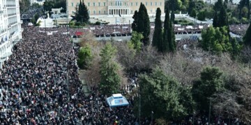 Συλλαλητήριο στην πλατεία Συντάγματος για το σιδηροδρομικό δυστύχημα στα Τέμπη, με συνθήματα "Δεν έχω οξυγόνο" και "Κανένα έγκλημα χωρίς τιμωρία", από τον "Σύλλογο Πληγέντων Δυστυχήματος Τεμπών", Κυριακή 26 Ιανουαρίου 2025. Όπως τονίζεται στην ανακοίνωση που ανάρτησαν οι συγγενείς των θυμάτων, ζητούν την άμεση έρευνα για την έκρηξη του παράνομου χημικού φορτίου και τη φωτιά που έκαψε ζωντανά 30 άτομα, τα οποία είχαν επιζήσει από τη μοιραία σύγκρουση, ενώ αίτημά τους είναι να δοθούν εξηγήσεις από τον υποψήφιο Πρόεδρο της Δημοκρατίας, Κωνσταντίνου Τασούλα "για το θάψιμο των δικογραφιών για τα Τέμπη στα συρτάρια της Βουλής". 
(ΚΩΣΤΑΣ ΤΖΟΥΜΑΣ/EUROKINISSI)