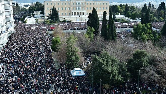 Συλλαλητήριο στην πλατεία Συντάγματος για το σιδηροδρομικό δυστύχημα στα Τέμπη, με συνθήματα "Δεν έχω οξυγόνο" και "Κανένα έγκλημα χωρίς τιμωρία", από τον "Σύλλογο Πληγέντων Δυστυχήματος Τεμπών", Κυριακή 26 Ιανουαρίου 2025. Όπως τονίζεται στην ανακοίνωση που ανάρτησαν οι συγγενείς των θυμάτων, ζητούν την άμεση έρευνα για την έκρηξη του παράνομου χημικού φορτίου και τη φωτιά που έκαψε ζωντανά 30 άτομα, τα οποία είχαν επιζήσει από τη μοιραία σύγκρουση, ενώ αίτημά τους είναι να δοθούν εξηγήσεις από τον υποψήφιο Πρόεδρο της Δημοκρατίας, Κωνσταντίνου Τασούλα "για το θάψιμο των δικογραφιών για τα Τέμπη στα συρτάρια της Βουλής". 
(ΚΩΣΤΑΣ ΤΖΟΥΜΑΣ/EUROKINISSI)